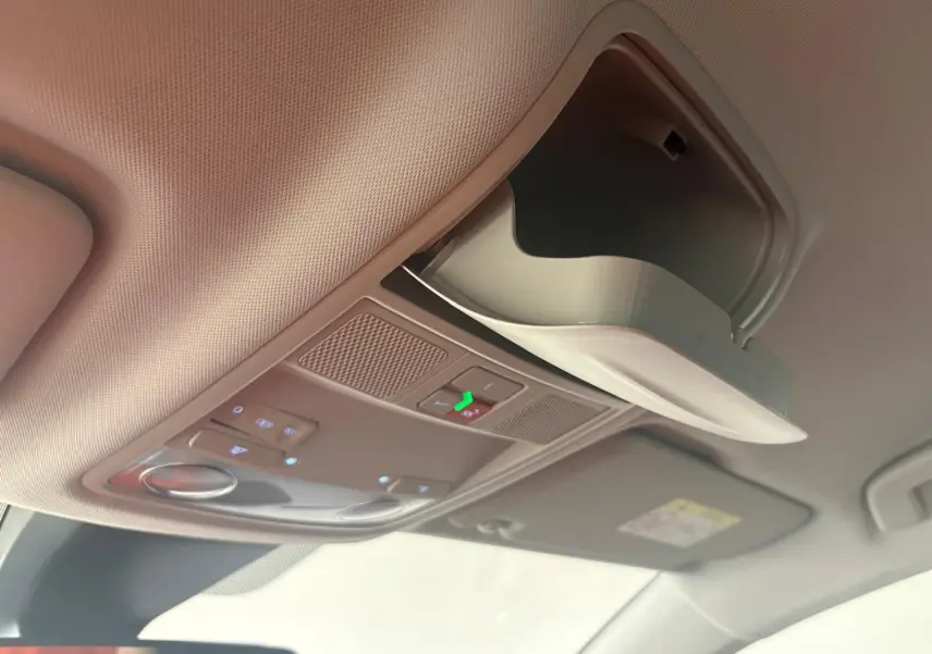 Vue intérieure du plafond avant du SEAT Ateca 2025, montrant la console de plafonnier avec éclairage et rangement lunettes.