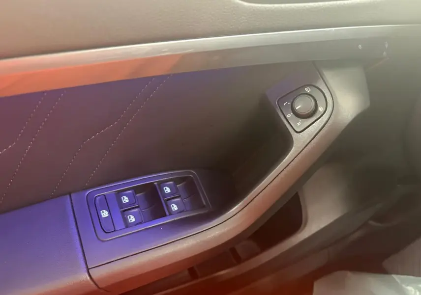 Gros plan sur la commande des vitres et rétroviseurs côté conducteur du SEAT Ateca 2.0 TDI 150 DSG7 Copa.