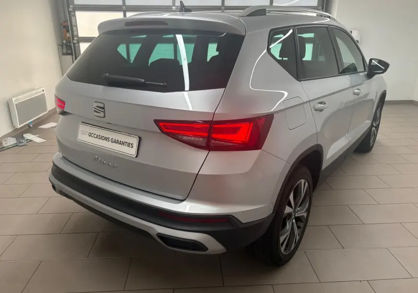 Vue 3/4 arrière droite du SEAT Ateca 2025 en Argent Reflex, avec hayon électrique et jantes alliage 18 pouces.