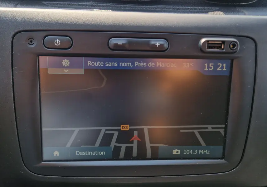Écran tactile du système de navigation du Dacia Duster 2021 affichant une carte et l'heure 15h21.
