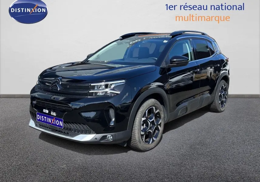SUV Citroën C5 Aircross noir Perla Nera, vue 3/4 avant droit, avec jantes bicolores et toit panoramique.