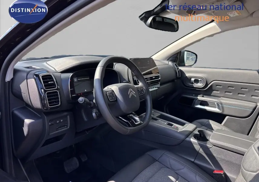 Intérieur noir du Citroën C5 Aircross 2025, vue côté conducteur montrant le tableau de bord et la console centrale moderne.