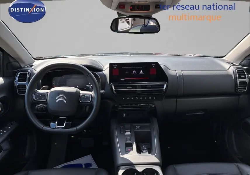 Intérieur noir du Citroën C5 Aircross 2025, vue frontale du tableau de bord avec écran tactile et volant multifonction.