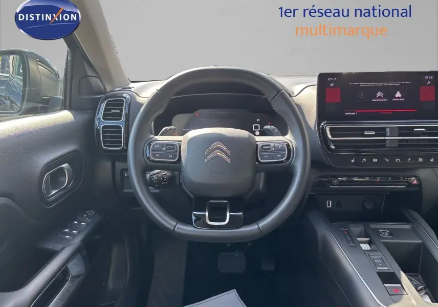 Vue intérieure centrée sur le volant et le tableau de bord du Citroën C5 Aircross noir Perla Nera, écran tactile visible.