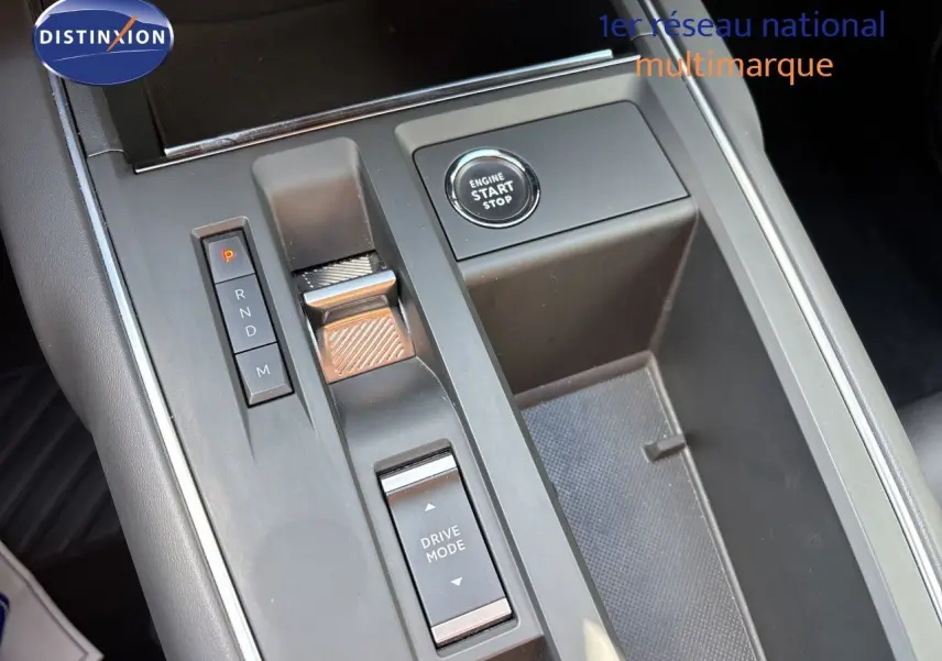 Gros plan sur la console centrale noire du Citroën C5 Aircross 2025, avec bouton start/stop et commandes de boîte auto.