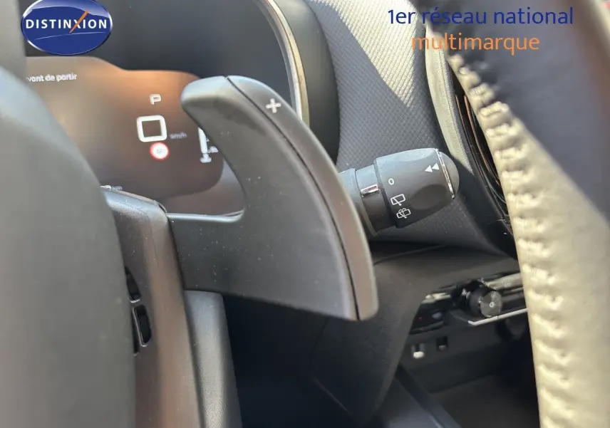 Gros plan sur la palette de changement de vitesse droite du volant d'une Citroën C5 Aircross noir Perla Nera 2025.