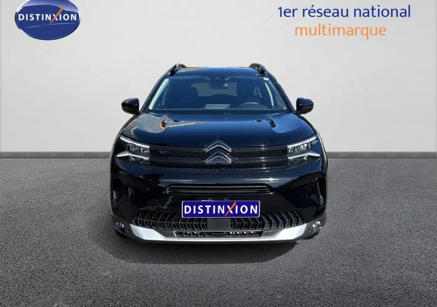 Vue de face du Citroën C5 Aircross 2025 noir Perla Nera, mettant en valeur sa calandre et ses phares LED distinctifs.
