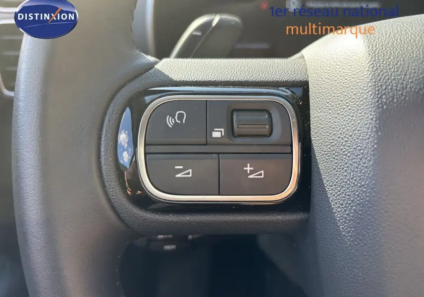 Gros plan sur les commandes au volant du Citroën C5 Aircross 2025, finition noir Perla Nera métal.