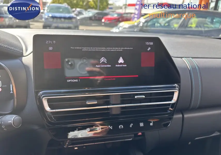 Vue intérieure du tableau de bord du Citroën C5 Aircross 2025, écran tactile avec connectivité Android Auto.