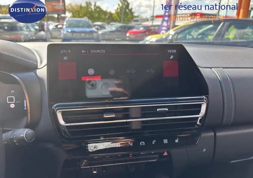 Vue intérieure du tableau de bord du Citroën C5 Aircross noir, avec écran tactile central et commandes tactiles sous la ventilation.