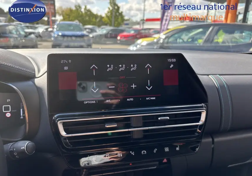 Vue intérieure du tableau de bord du Citroën C5 Aircross noir Perla Nera, avec écran tactile de climatisation et aérateurs centraux.
