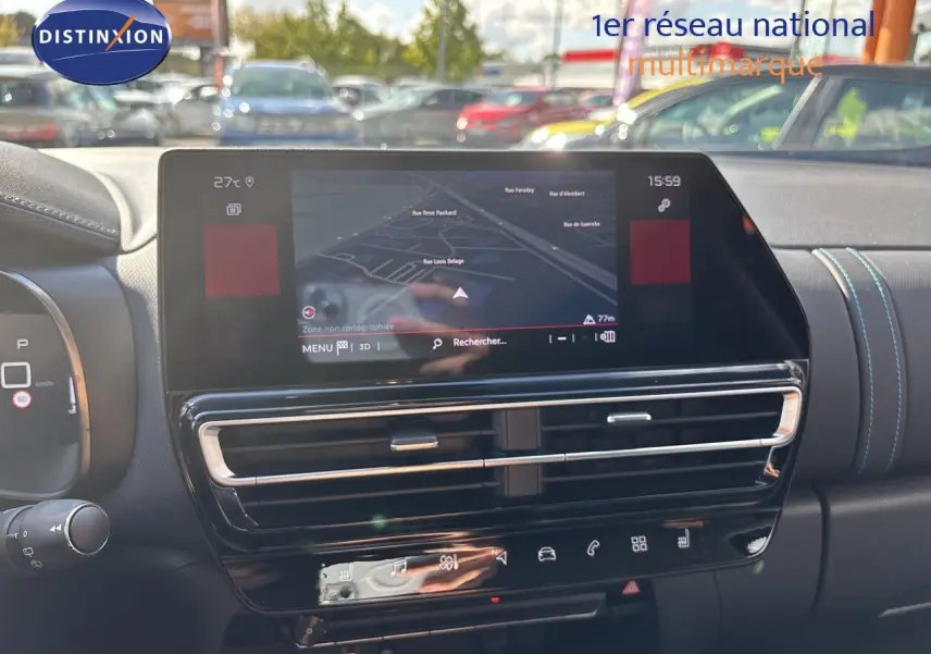 Vue intérieure du tableau de bord du Citroën C5 Aircross 2025, écran tactile avec navigation et finitions noires avec surpiqûres bleues.