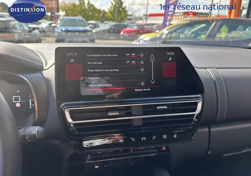 Vue intérieure du tableau de bord noir du Citroën C5 Aircross 2025 avec écran tactile et commandes digitales.
