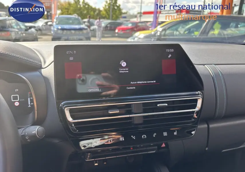 Vue intérieure du tableau de bord du Citroën C5 Aircross 2025, écran tactile et commandes modernes visibles.