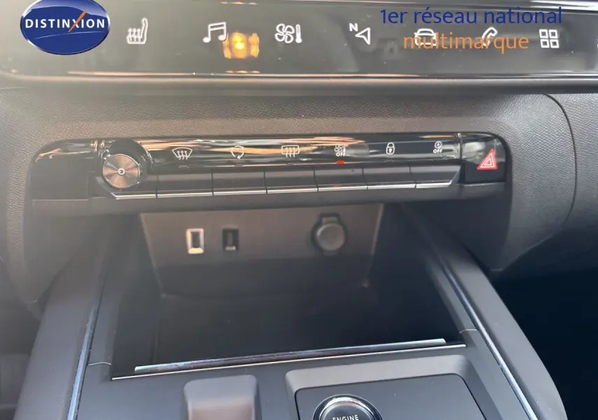 Vue rapprochée de la console centrale du Citroën C5 Aircross noir Perla Nera, montrant les commandes de climatisation et prises USB.