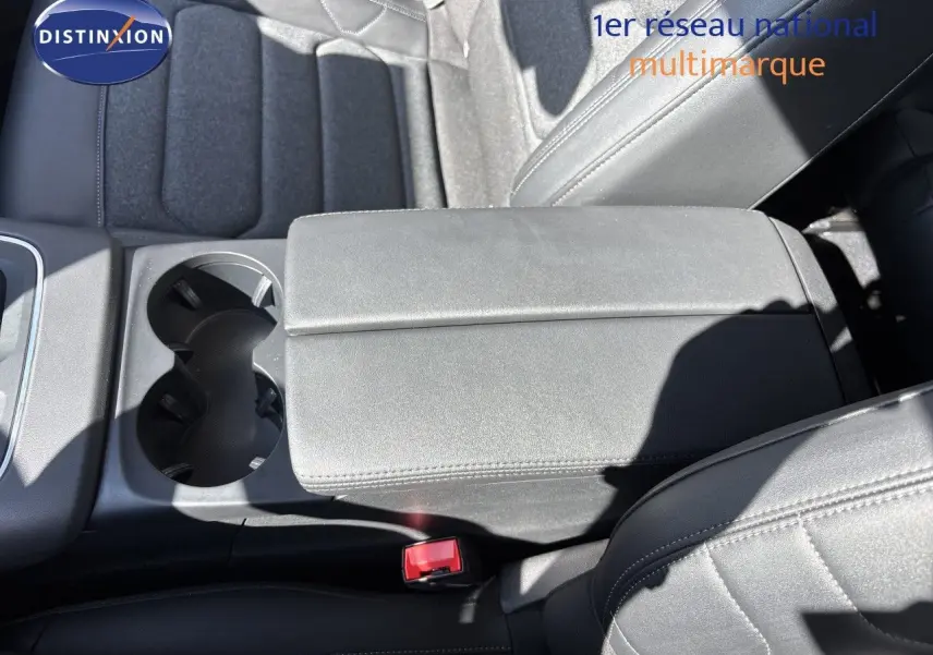 Vue rapprochée de l'accoudoir central et des sièges noirs en tissu du Citroën C5 Aircross 2025, finition hybride.
