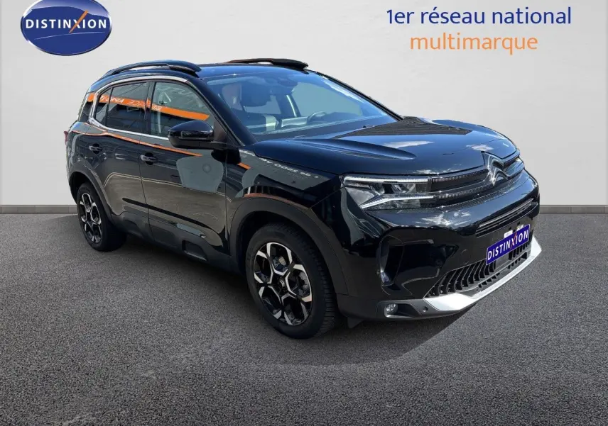 SUV Citroën C5 Aircross noir perla nera métal en 3/4 avant droit, avec jantes noires et détails chromés.