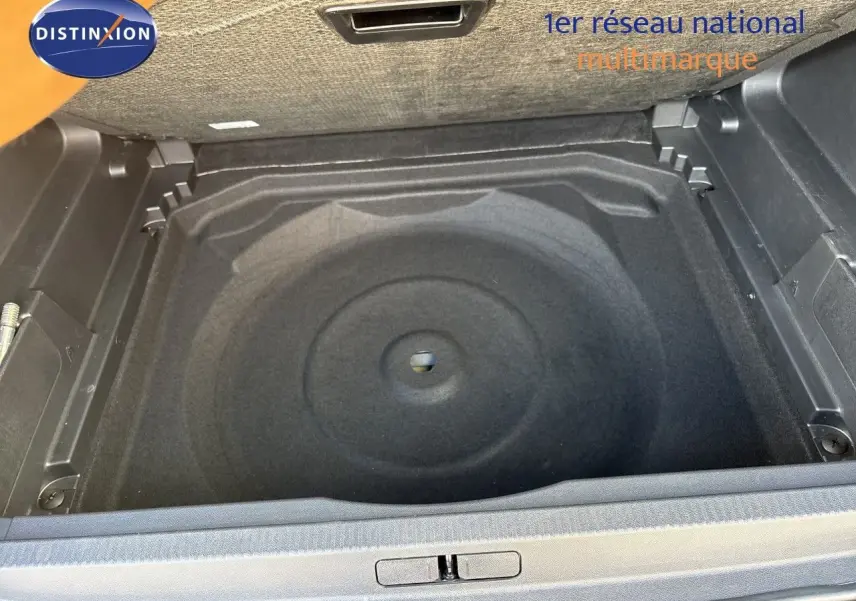 Coffre ouvert vu de dessus du Citroën C5 Aircross noir Perla Nera, montrant le compartiment de rangement sans roue de secours.
