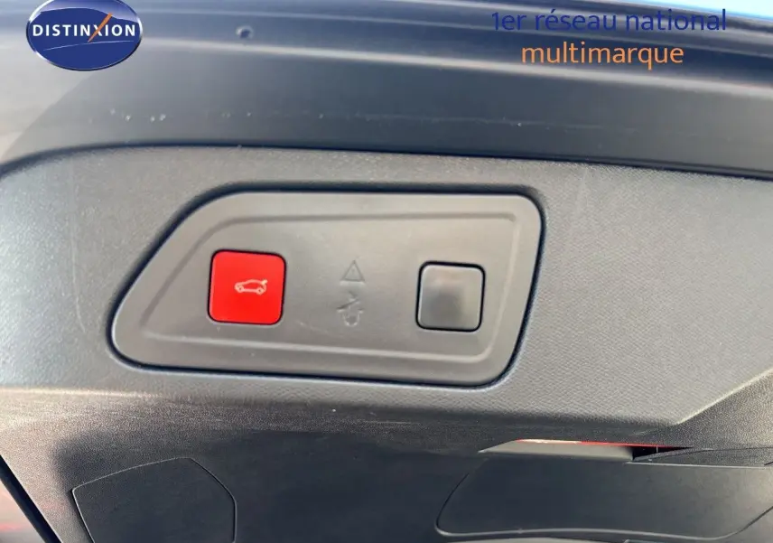 Gros plan sur le panneau de commande intérieur avec bouton rouge d'ouverture du coffre du Citroën C5 Aircross noir Perla Nera.