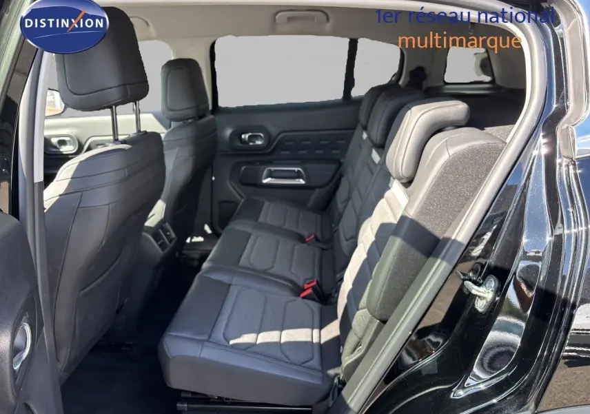 Vue intérieure côté droit montrant la banquette arrière en tissu et cuir du Citroën C5 Aircross noir Perla Nera.