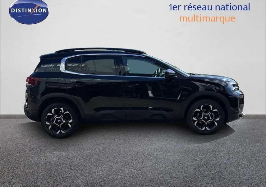 Profil droit du Citroën C5 Aircross noir Perla Nera, avec jantes alliage et toit panoramique visible.
