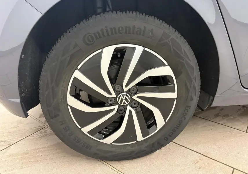 Gros plan sur la roue avant droite d'une Volkswagen Polo gris cendre 2024 avec jante alliage bicolore et pneu Continental.