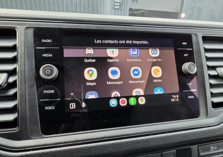 Écran tactile multimédia du tableau de bord du Volkswagen Crafter Fourgon blanc, affichant applications connectées.