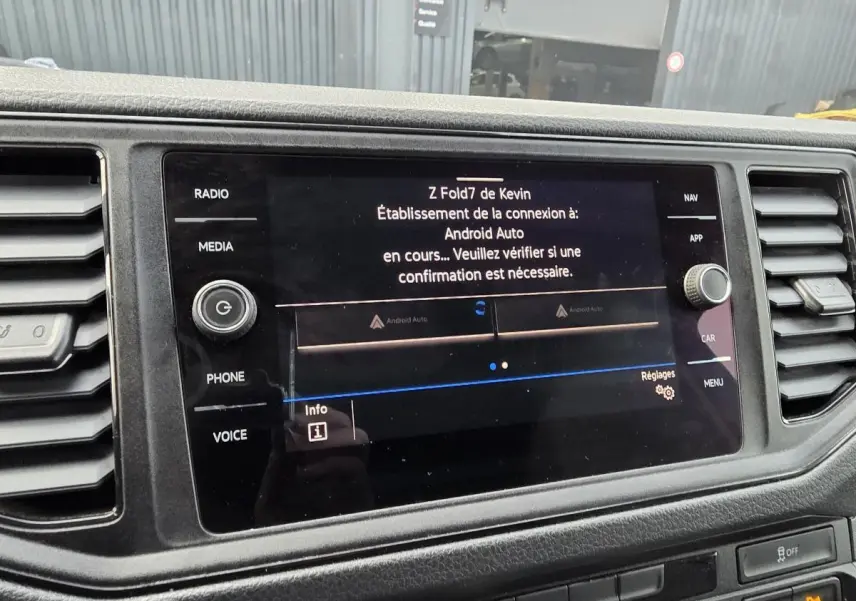 Écran tactile central du tableau de bord du Volkswagen Crafter Fourgon blanc, affichant la connexion Android Auto en cours