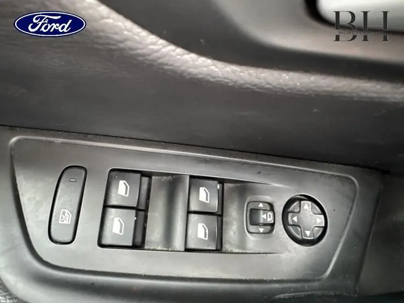 Panneau de commandes des vitres électriques et rétroviseurs côté conducteur en plastique noir, intérieur d'une Peugeot 508 SW gris Platinium.