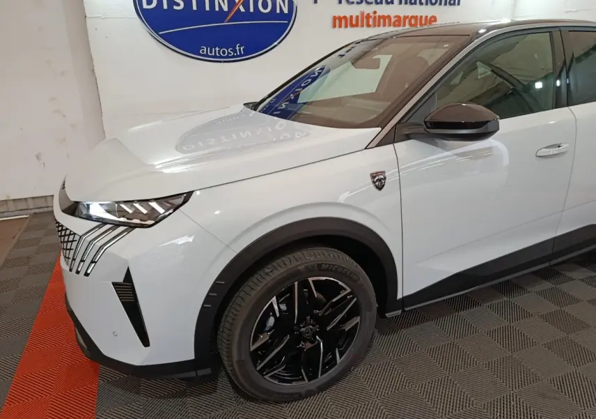 Vue 3/4 avant gauche d'un Peugeot 3008 blanc avec jantes noires et phares LED distinctifs.