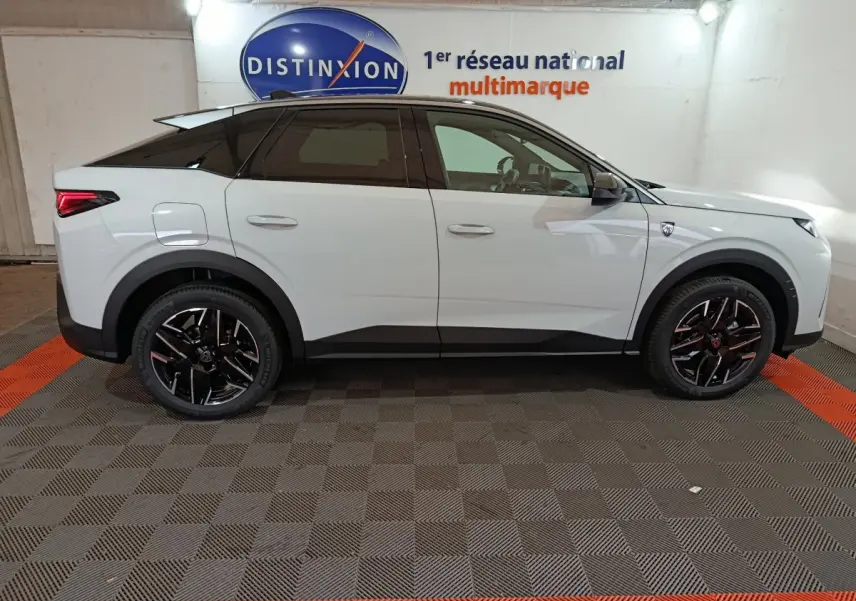 Profil droit d'un Peugeot 3008 blanc 2025 avec toit noir et jantes noires en concession.