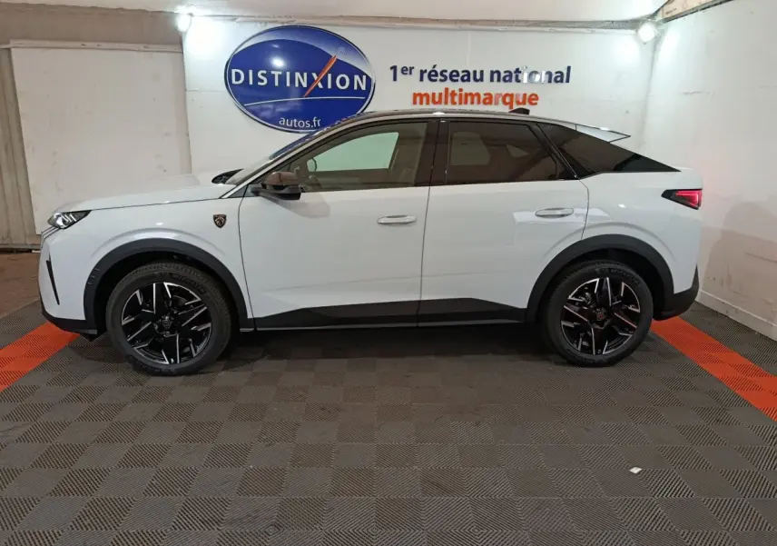 Profil droit d'un Peugeot 3008 blanc hybride 2025 avec toit noir et jantes noires en concession.