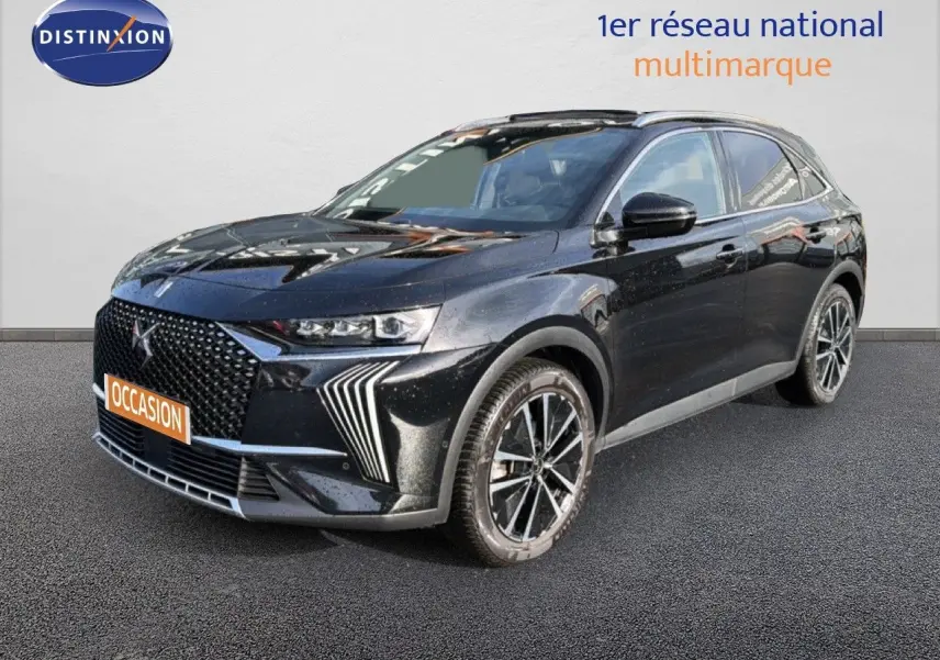 DS7 1.5 BlueHDi 130 en noir perle, vue 3/4 avant droit, avec calandre distinctive et jantes bi-ton.