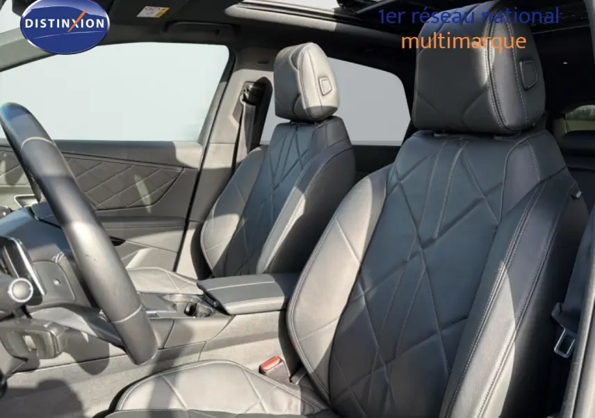 Vue intérieure côté conducteur du DS7 2024, sièges avant en cuir noir avec surpiqûres losanges et toit panoramique.