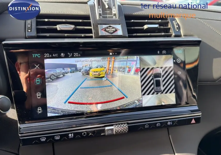 Vue rapprochée de l'écran central du DS7 noir perle 2024 montrant la caméra de recul et l'affichage 360° intérieure.