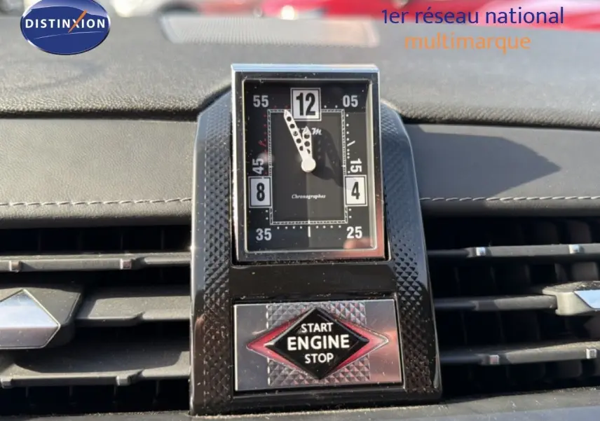 Gros plan sur l’horloge et le bouton start/stop du tableau de bord du DS7 noir perle, intérieur en lumière naturelle.