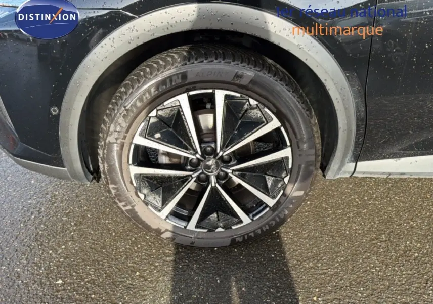 Gros plan sur la roue avant gauche avec jante alliage bicolore du DS7 noir perle 2024.