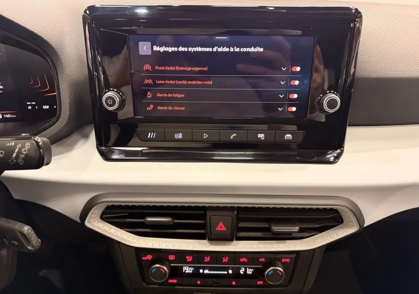 Vue rapprochée de la console centrale de la SEAT Ibiza 2025, écran tactile affichant les aides à la conduite.