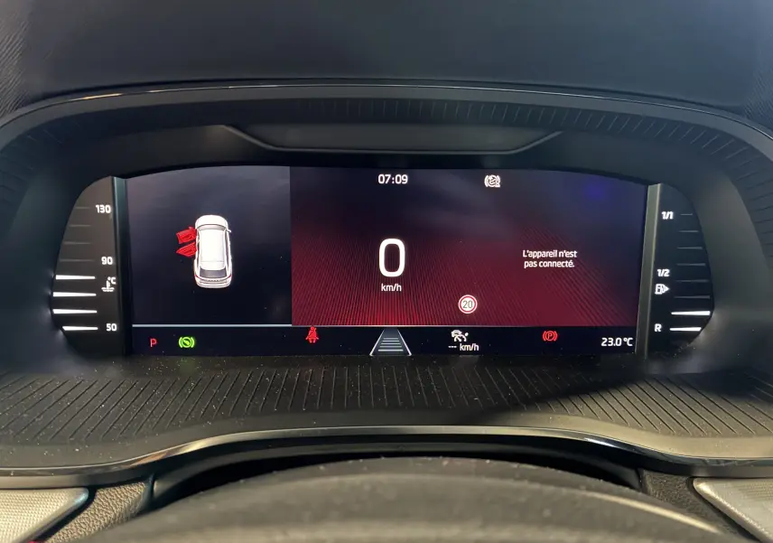 Tableau de bord numérique de la Skoda Octavia Combi 2024, affichant la vitesse à 0 km/h et portes ouvertes.