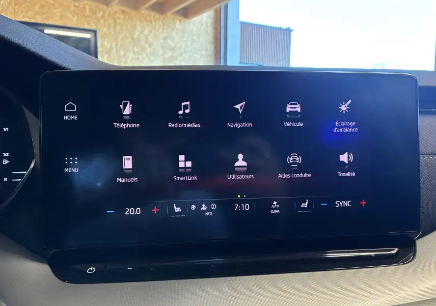 Écran tactile central de la Skoda Octavia Combi 2024 affichant le menu principal avec options multimédia et climatisation.