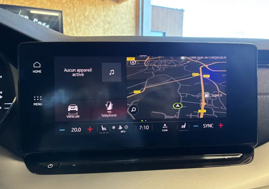 Écran tactile central du tableau de bord de la Skoda Octavia Combi 2024 affichant la navigation et les réglages climatiques.