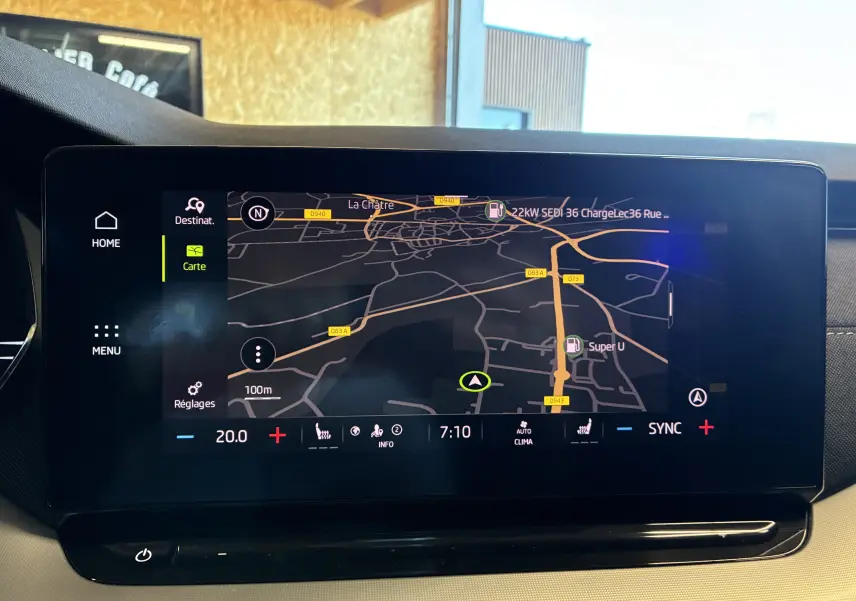 Écran tactile intérieur du Skoda Octavia Combi 2024 affichant la navigation avec carte et réglages climatiques.