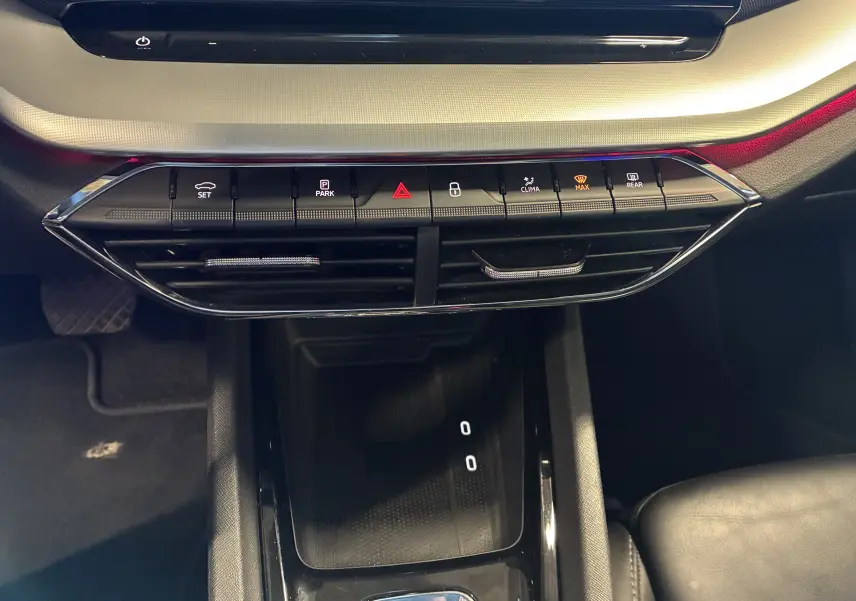 Vue rapprochée de la console centrale noire de la Skoda Octavia Combi 2024 avec boutons de climatisation et ventilation.