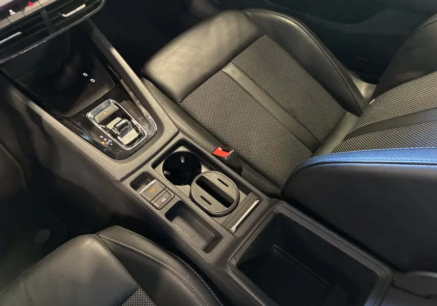 Vue rapprochée de la console centrale et siège avant en cuir noir de la Skoda Octavia Combi 2024, version Style.