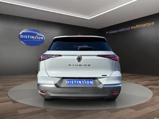 Vue arrière du Renault SYMBIOZ gris clair 2025, avec feux LED fins et logo central bien visible.