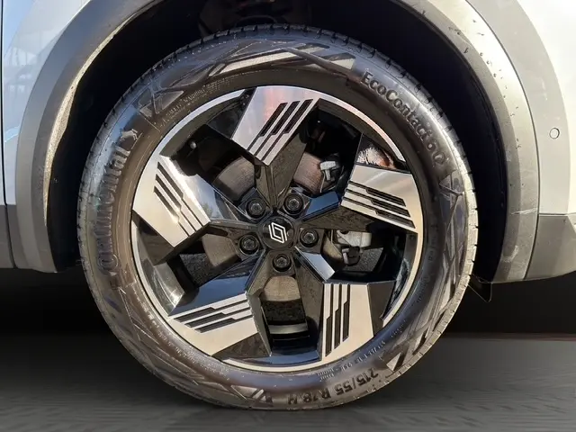 Gros plan sur la roue avant droite gris clair du Renault Symbioz 2025 avec jante noire au design géométrique.
