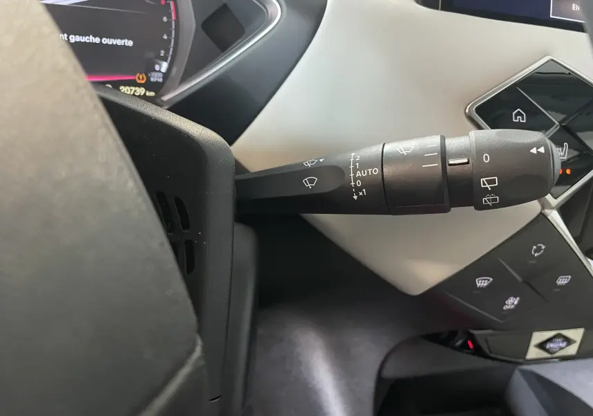 Gros plan sur la commande d'essuie-glace à gauche du volant dans l'habitacle beige du DS3 Crossback Perla Nera 2024.