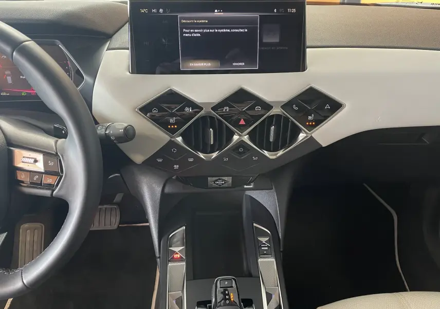Vue intérieure du tableau de bord et console centrale du DS3 Crossback 2024, avec écran tactile et commandes en losange.