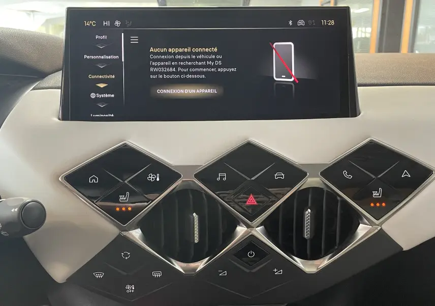 Tableau de bord du DS3 Crossback 2024 avec écran tactile et commandes en losange sur finition cuir clair.