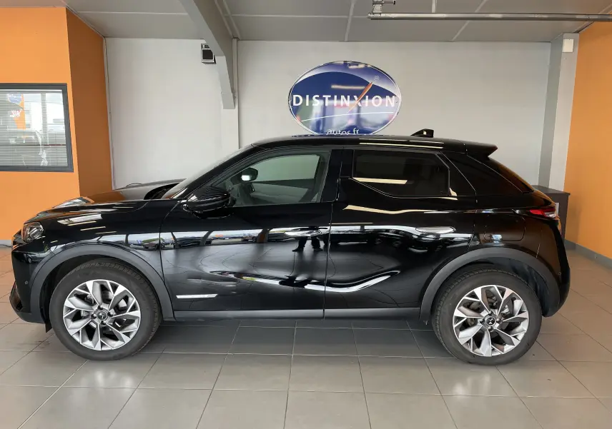 Vue latérale gauche du DS3 Crossback 2024 en noir Perla Nera, avec jantes alu 18 pouces et vitres surteintées.